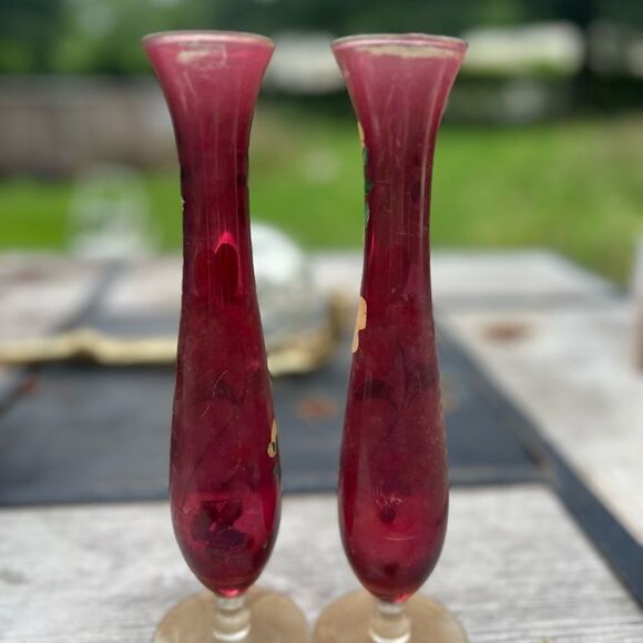 Vintage set of two ruby red Bohemian glass bud vases with enameled painting - Picture 3 of 3